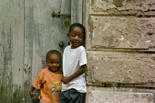 Ob sie wohl Brüder sind; Bagamoyo, Tanzania   (Klicken zum öffnen)