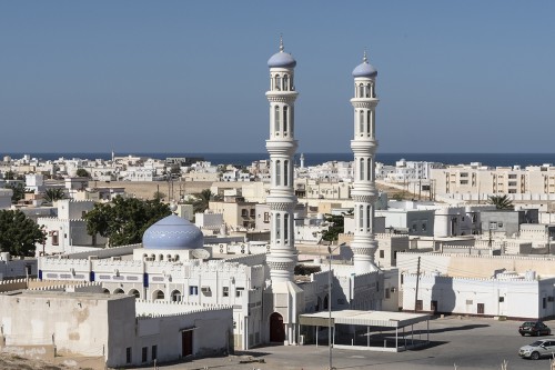Neueres Quartier von Sur mit der obligaten Moschee   (Klicken zum öffnen)