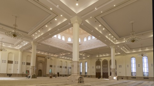 Männer-Gebetsraum der Sultan Qaboos Mosque in Sur   (Klicken zum öffnen)