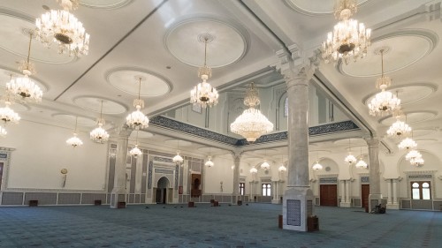 Gebetsraum für Männer in der Sultan Qaboos Mosque, Bahla   (Klicken zum öffnen)