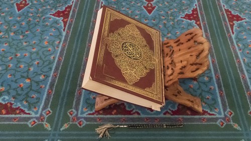 Koran auf Lesestütze, Sultan Qaboos Mosque, Bahla   (Klicken zum öffnen)