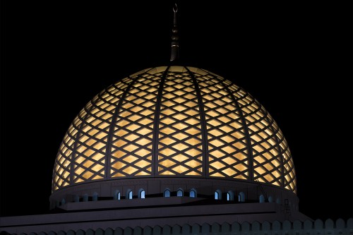 Nachts leuchtet die Kuppel der Grand Mosque in Muscat   (Klicken zum öffnen)