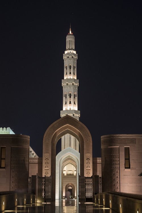 Eingang zur Sultan Qaboos Grand Mosque mit Hauptminarett   (Klicken zum öffnen)