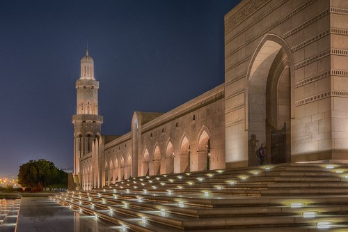 Riwaq (Bogengang) der Grand Mosque, Muscat   (Klicken zum öffnen)