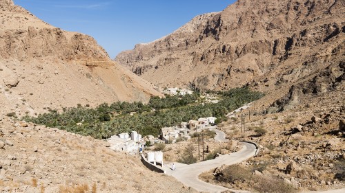Weit hinten im Wadi Tiwi liegt das Dorf   (Klicken zum öffnen)