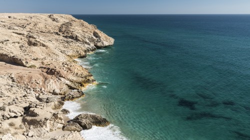 Glasklares Wasser an der Küste zum Golf von Oman   (Klicken zum öffnen)