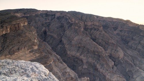 Der Grand Canyon of Oman auf dem Jebel Shams im Morgenlicht   (Klicken zum öffnen)