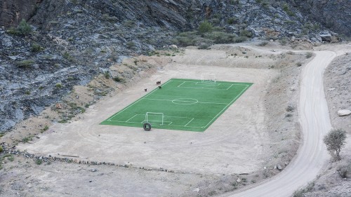 Fussballplatz von Balad Sayt, manchmal von Ziegen genutzt. Ob wohl Sepp Blatter hier war?   (Klicken zum öffnen)