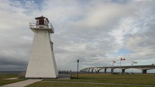 Port Borden Range Front Lighthouse, Prince Edward Island, Canada mit Cofederation Bridge   (Klicken zum öffnen)