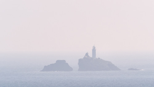 Godrevy Lighthouse im Morgennebel, bei St. Ives, Cornwall, GB   (Klicken zum öffnen)