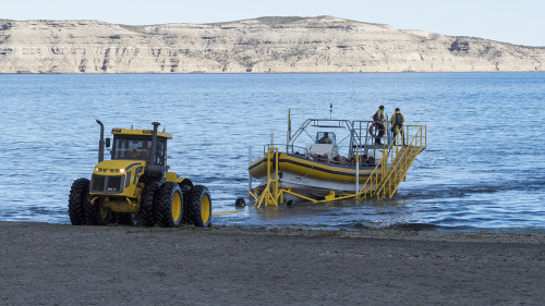 In Puerto Pyramides werden die Whalewatchingboote auf den flachen Strand gezogen   (Klicken zum öffnen)