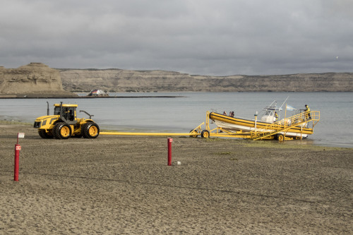 Wegen des flachen Strandes ist die Anlandung etwas speziell, aber ziemlich spektakulär   (Klicken zum öffnen)