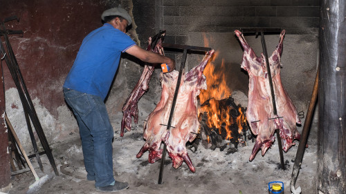 Ganz Lämmer werden während zweieinhalb Stunden gegrillt   (Klicken zum öffnen)