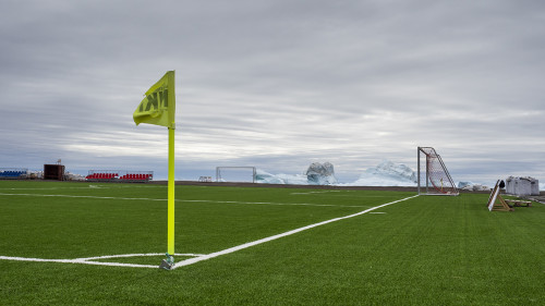 Fussballfeld vor Eisbergen in Quequertarsuaq   (Klicken zum öffnen)