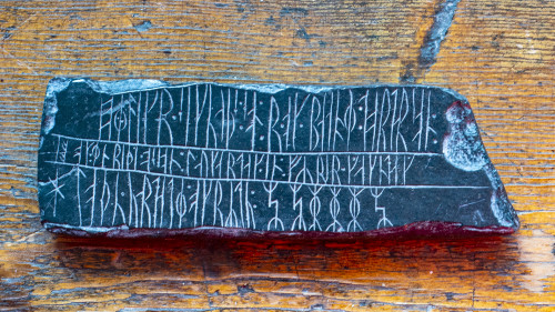 Stein mit Runen-Inschrift im Museum von Upernavik   (Klicken zum öffnen)