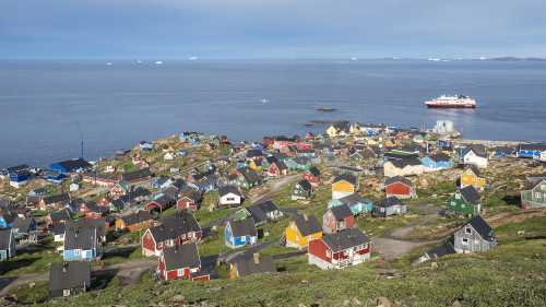 Upernavik mit MS Fram vor Anker; nördlichste Siedlung Grönlands mit mehr als 1'000 Einwohnern; 72° 4   (Klicken zum öffnen)