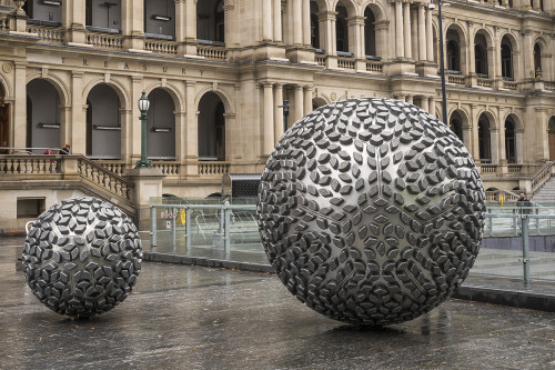 Brisbane Square und Reddacliff Place, es gibt dort viele solcher Kugeln   (Klicken zum öffnen)