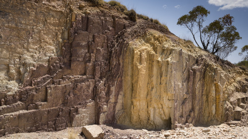 Ocre Pits. Hier fanden die Aboriginees Farbstoffe für ihre rituelle Körperbemalung.   (Klicken zum öffnen)