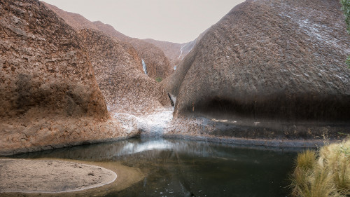 Kapi Mutijulu; Wasserloch am Uluru   (Klicken zum öffnen)