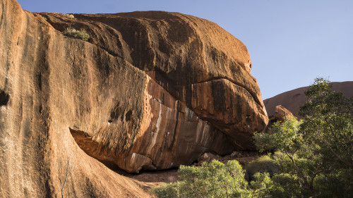 Eindrückliche Erosionsformen am Uluru   (Klicken zum öffnen)