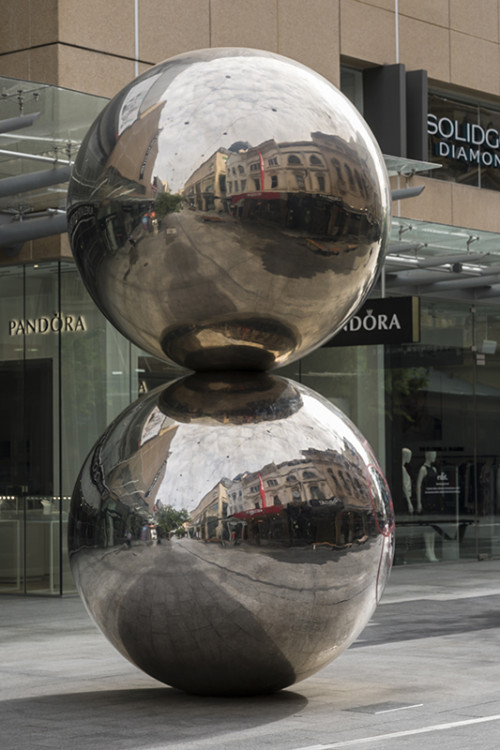 The Mall's Balls Statue   (Klicken zum öffnen)