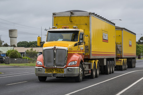 Schon die kleinen Road Trains sind beeindruckend.   (Klicken zum öffnen)