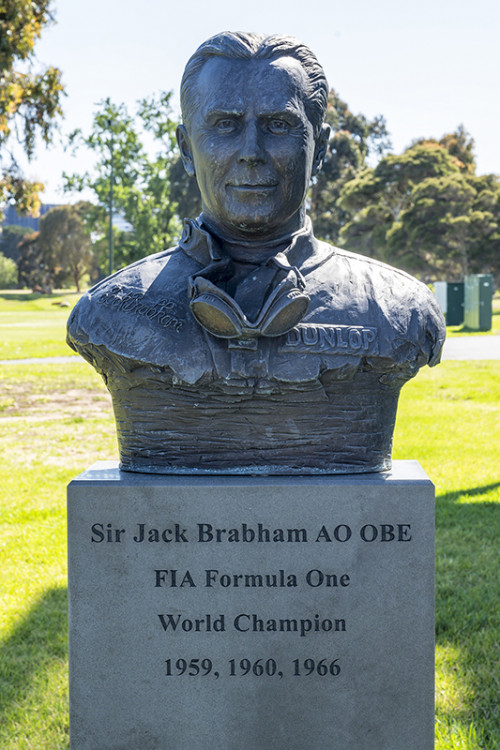 Erinnerung an den ersten australischen F1-Weltmeister.   (Klicken zum öffnen)