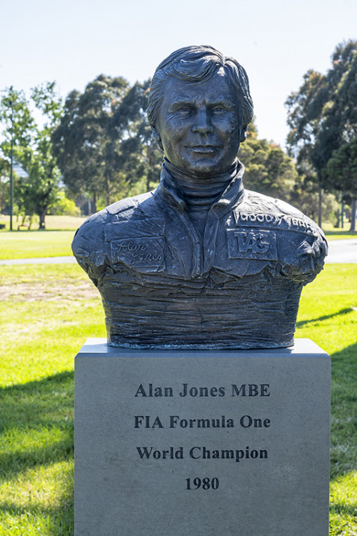 Erinnerung an den bisher letzten australischen F1-Weltmeister.   (Klicken zum öffnen)
