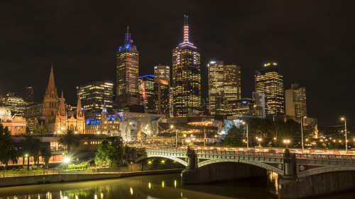 Skyline mit Kathedrale, Federation Square und Princess Bridge.   (Klicken zum öffnen)