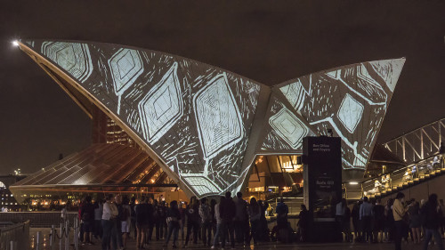 Light Show mit Aboriginee-Kunst am Opera House.   (Klicken zum öffnen)