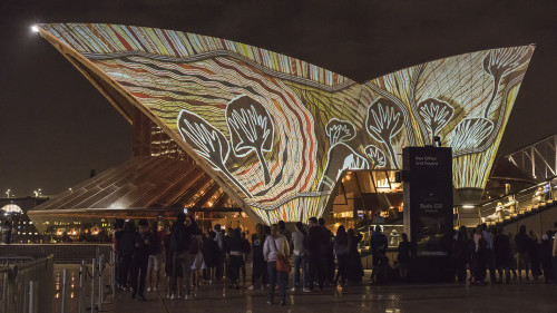 Light Show mit Aboriginee-Kunst am Opera House.   (Klicken zum öffnen)