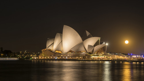 Opera House bei Vollmond.   (Klicken zum öffnen)