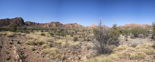 Gosses Bluff Crater. Hier lagerten die Aboriginees oft.   (Klicken zum öffnen)