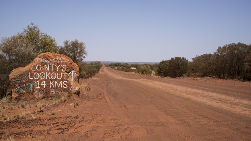 Signalisation mit Respekt für die Aboriginees.   (Klicken zum öffnen)