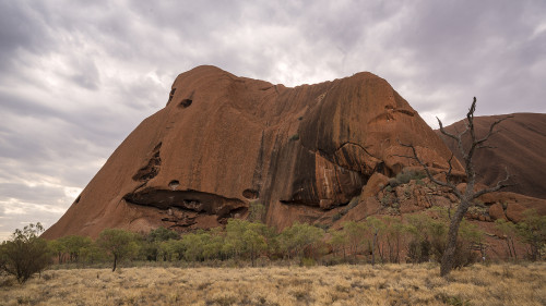 Der Sandstein des Uluru ist nicht sehr hart.   (Klicken zum öffnen)