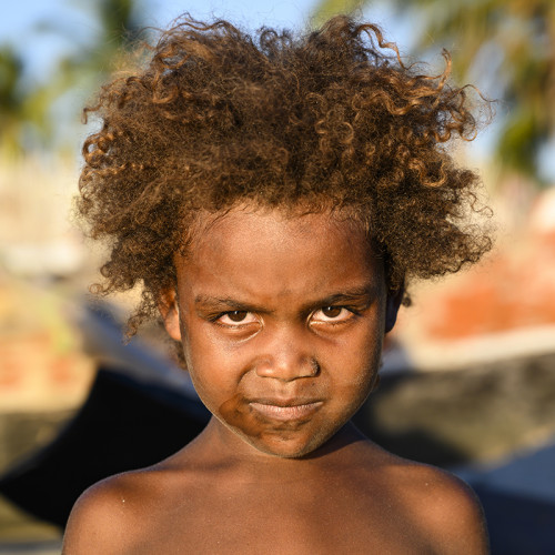 Neugieriges Mädchen mit Afrolook   (Klicken zum öffnen)