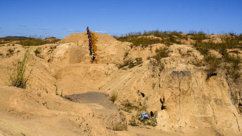 Die Sapphire-Digger haben die Landschaft umgegraben   (Klicken zum öffnen)