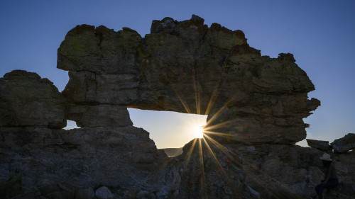 Sunset bei La Fenêtre am Eingang zum Isalo NP   (Klicken zum öffnen)