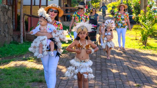 Bewohner von Hanga Roa ziehen zum Schulende-Fest   (Klicken zum öffnen)