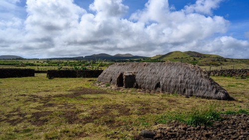 Traditionelles Rapa Nui Haus in Form eines umgedrehten Kanus   (Klicken zum öffnen)