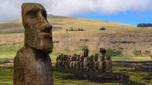 Ahu Tongariki; im Vordergrund der Travelling Moai   (Klicken zum öffnen)
