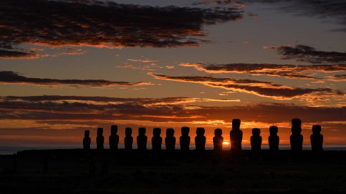 Jeden Morgen gingen wir zum Sonnenaufgang zum Ahu Tongariki   (Klicken zum öffnen)