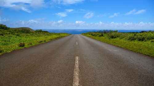 Strasse ins Nichts? Nein, zur Anakena-Beach.   (Klicken zum öffnen)