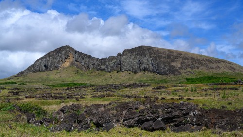 Rano Raraku von Tongariki aus gesehen   (Klicken zum öffnen)