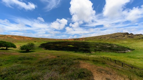 Kratersee beim Rano Raraku   (Klicken zum öffnen)