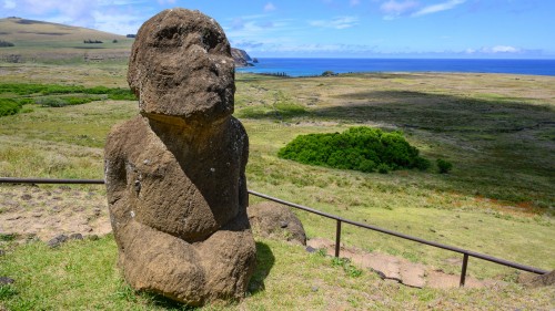 The Sitting Moai, Rano Raraku   (Klicken zum öffnen)