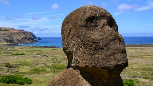 Sitting Moai, Rano Raraku. Im Hintergrund das Ahu Tongariki   (Klicken zum öffnen)