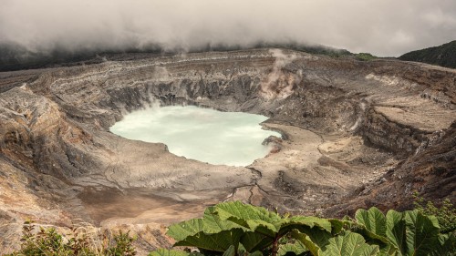 Laguna Caliente Volcano Poas; Minuten vorher noch unsichtbar im Nebel   (Klicken zum öffnen)