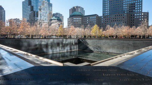 National September 11 Memorial mit North und South Pool   (Klicken zum öffnen)