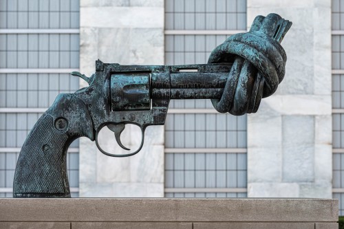 Non violence: Was für eine Symbolik - wenn sie nur wahr werden könnte; UN Plaza   (Klicken zum öffnen)